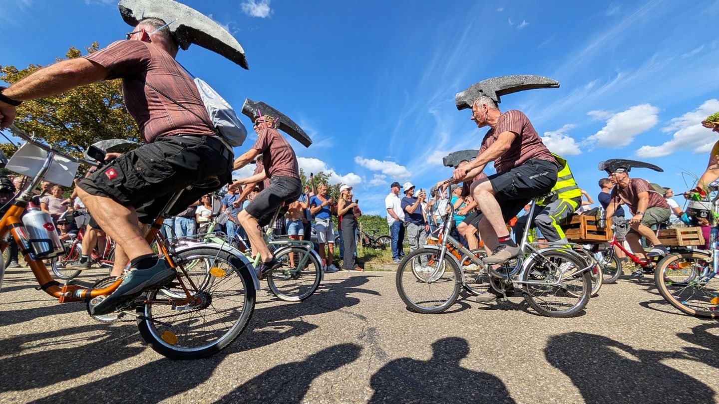 Die Besten erreichen Klapprad-Bergrennen das Ziel nach etwa 20 Minuten. Foto: Oliver Dietze/dpa
