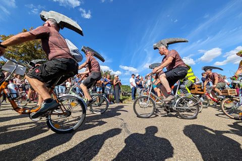Die Besten erreichen Klapprad-Bergrennen das Ziel nach etwa 20 Minuten. Foto: Oliver Dietze/dpa