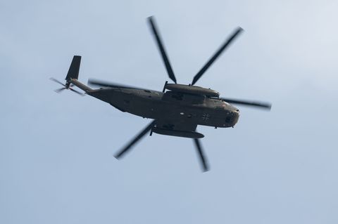 Beim Abseilen vom Hubschrauber verlor der Soldat den Halt. (Symbolbild) Foto: Robert Michael/dpa