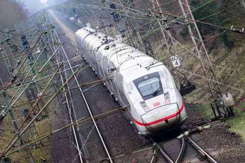 Rund 300 Fahrgäste mussten in einen Ersatzzug steigen, nachdem ein ICE im Landkreis Harburg liegen geblieben war. (Symbolbild) F