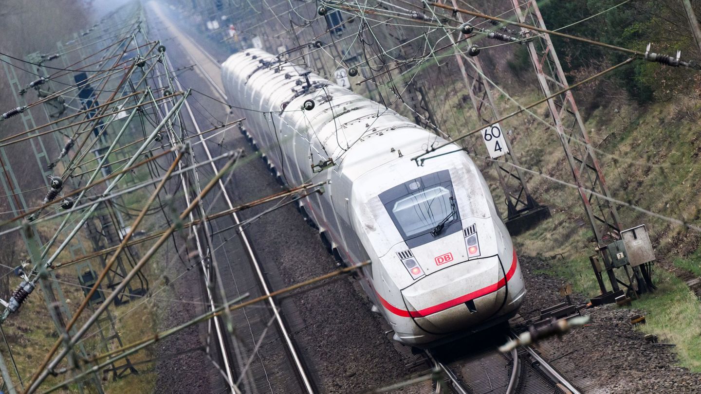 Rund 300 Fahrgäste mussten in einen Ersatzzug steigen, nachdem ein ICE im Landkreis Harburg liegen geblieben war. (Symbolbild) F