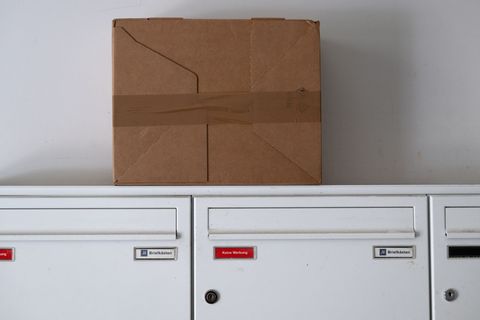Auch DHL hat seinen Paketdienst in die USA deutlich eingeschränkt. (Archivbild) Foto: Sven Hoppe/dpa