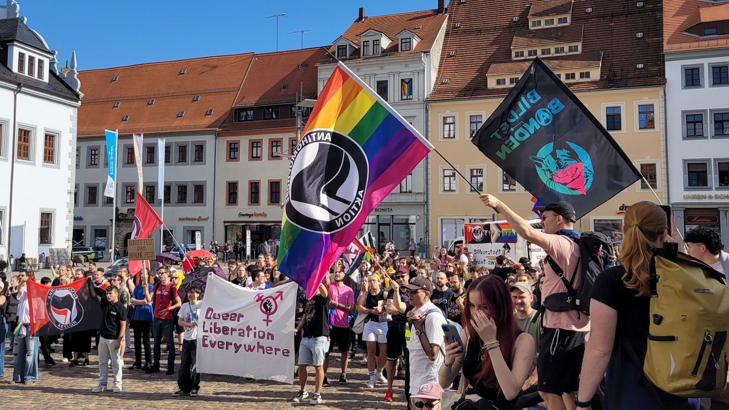 Unter dem Motto "Vielfalt verteidigen! Glitzer gegen Hass!" haben rund 500 Menschen in Freiberg den zweiten Christopher Street D