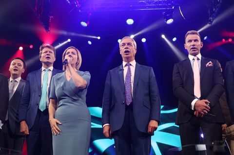 Reform-Mitglieder Darren Grimes, Richard Tice, Andrea Jenkyns, Nigel Farage und David Bull (v.l.) singen zum Abschluss der Reform-Parteikonferenz in Birmingham gemeinsam die Nationalhymne 