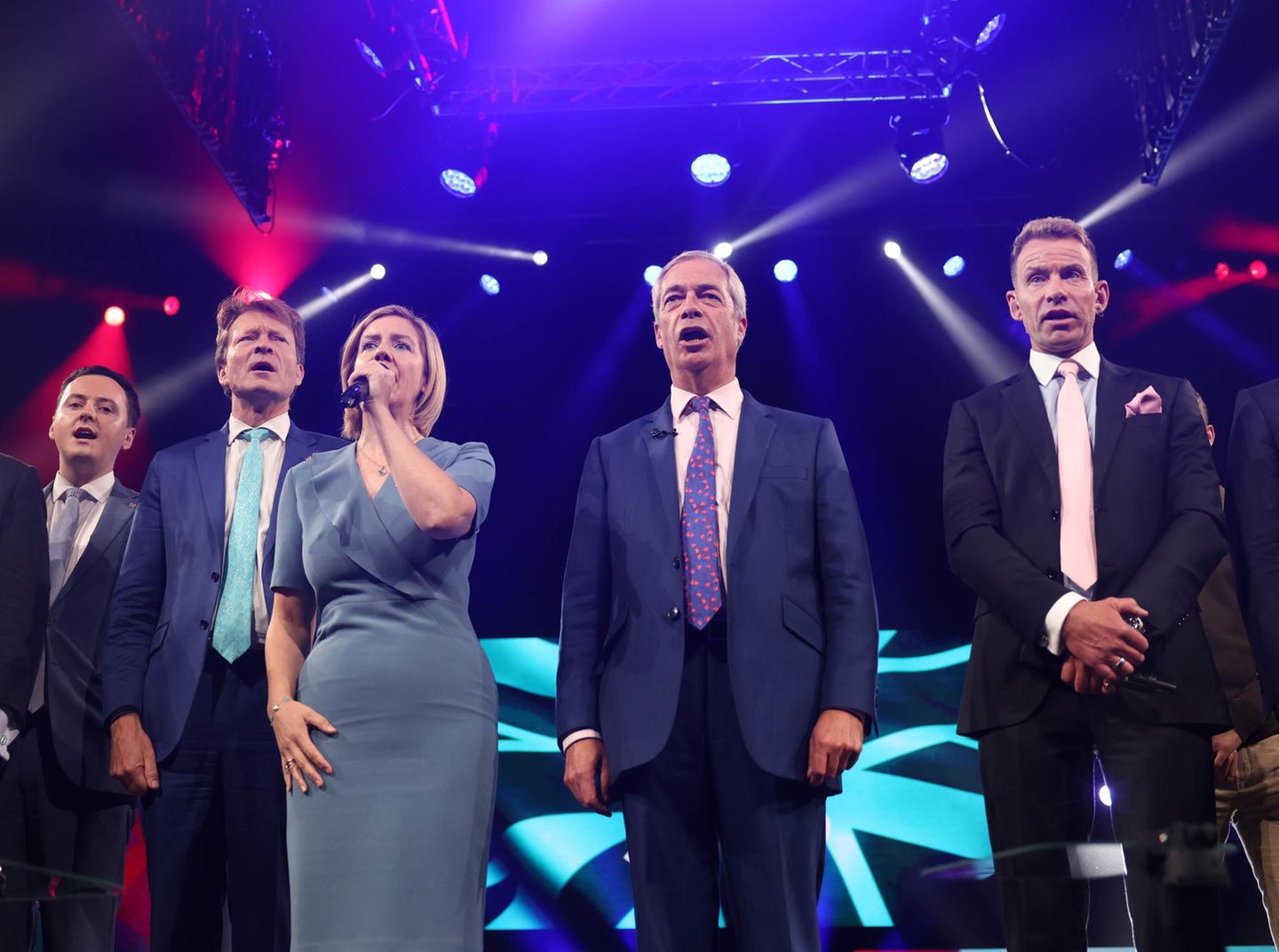 Nigel Farage, Andrea Jenkyns Reform Party Reform-Mitglieder Darren Grimes, Richard Tice, Andrea Jenkyns, Nigel Farage und David Bull (v.l.) singen zum Abschluss der Reform-Parteikonferenz in Birmingham gemeinsam die Nationalhymne