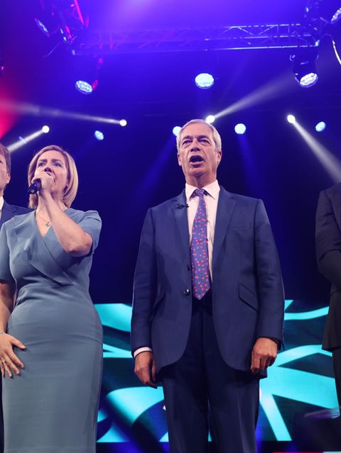 Reform-Mitglieder Darren Grimes, Richard Tice, Andrea Jenkyns, Nigel Farage und David Bull (v.l.) singen zum Abschluss der Reform-Parteikonferenz in Birmingham gemeinsam die Nationalhymne 