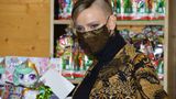 Fürstin Charlène von Monaco zeigte sich im Dezember 2020 bei einer Charity-Veranstaltung mit einem Undercut. Die neue Frisur war an den Seiten so knapp geschnitten, dass es beinahe punkig wirkte. Bis dahin war sie berühmt für ihre weiche Lockenfrisur. "Zu hart" und "einfach schrecklich", fand zum Beispiel Hairstylist Brad Allen aus Großbritannien. 