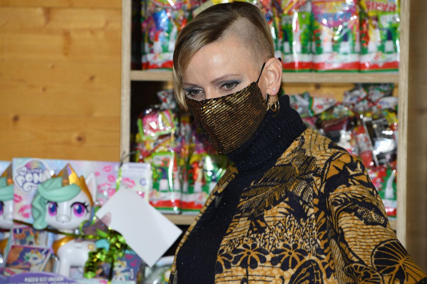 Wirbel um Kates Haare: Fürstin Charlène von Monaco zeigte sich im Dezember 2020 bei einer Charity-Veranstaltung mit einem Undercut. Die neue Frisur war an den Seiten so knapp geschnitten, dass es beinahe punkig wirkte. Bis dahin war sie berühmt für ihre weiche Lockenfrisur. "Zu hart" und "einfach schrecklich", fand zum Beispiel Hairstylist Brad Allen aus Großbritannien. Fürstin Charlène von Monaco zeigte sich im Dezember 2020 bei einer Charity-Veranstaltung mit einem Undercut. Die neue Frisur war an den Seiten so knapp geschnitten, dass es beinahe punkig wirkte. Bis dahin war sie berühmt für ihre weiche Lockenfrisur. "Zu hart" und "einfach schrecklich", fand zum Beispiel Hairstylist Brad Allen aus Großbritannien.
