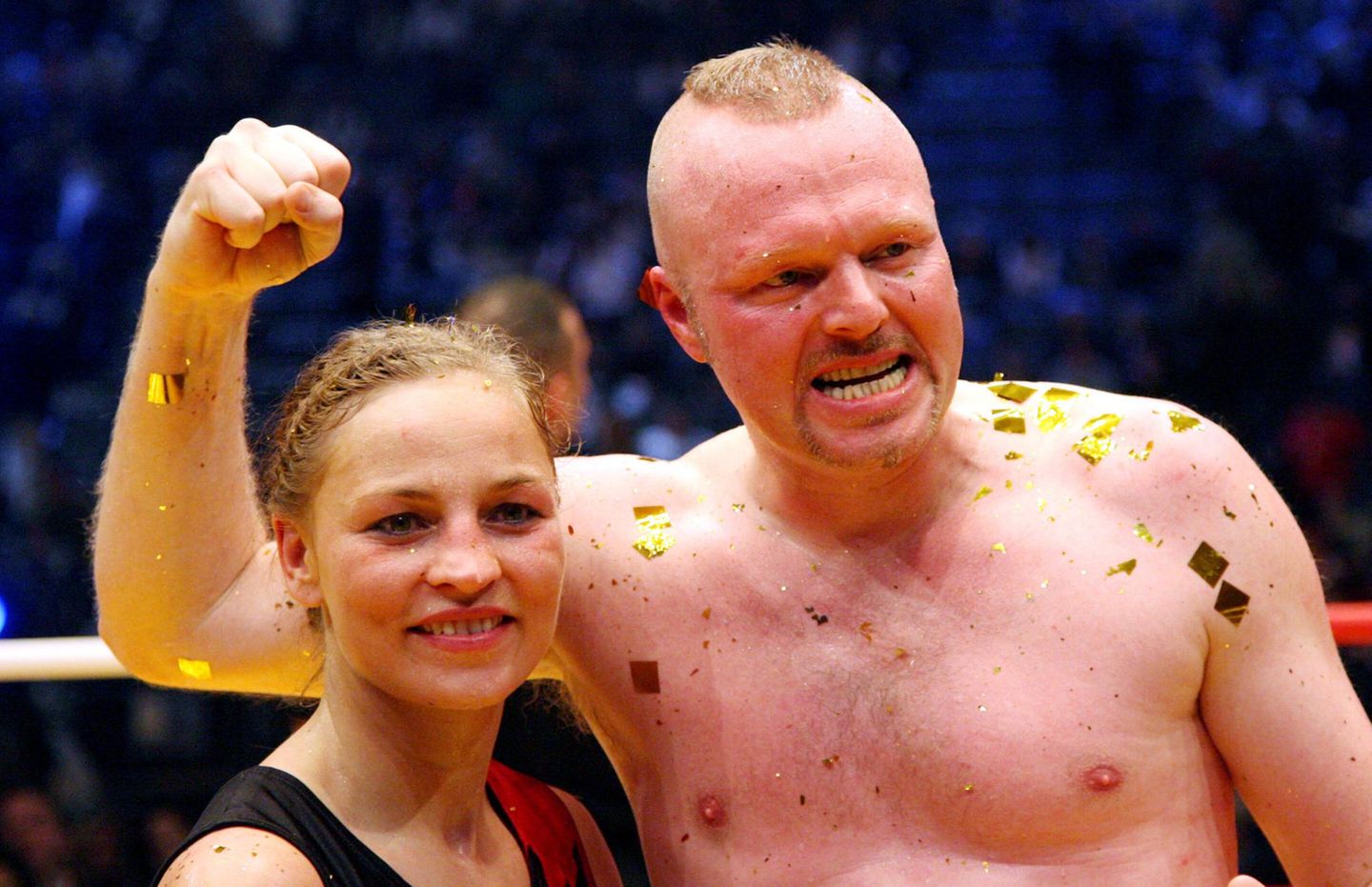Wirbel um Kates Haare: Stefan Raabs Irokesenfrisur 2007 sorgte insbesondere im Zusammenhang mit seinem Boxkampf gegen Regina Halmich für viel mediale Aufmerksamkeit und Kommentare. In der Presse wurde der Look als "martialisch" und als "psychologische Waffe" beschrieben. Stefan Raabs Irokesenfrisur 2007 sorgte insbesondere im Zusammenhang mit seinem Boxkampf gegen Regina Halmich für viel mediale Aufmerksamkeit und Kommentare. In der Presse wurde der Look als "martialisch" und als "psychologische Waffe" beschrieben.