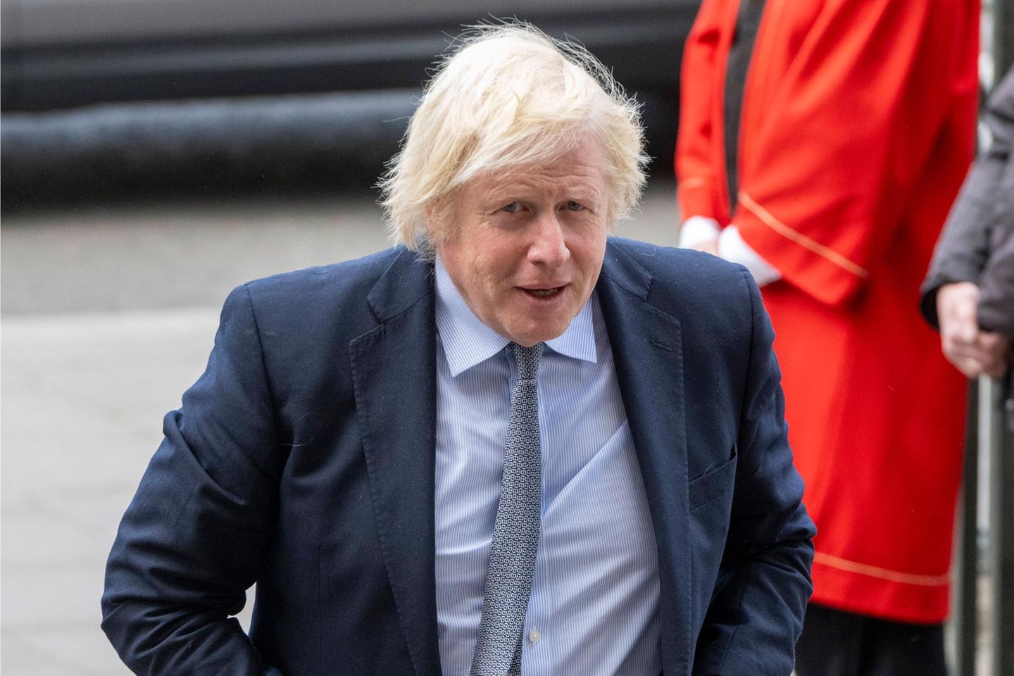 Wirbel um Kates Haare: Bei ihm stehen die Haare immer im Zeichen des Sturms: Ex-Premierminister Boris Johnson wirkt auf dem Kopf selten gepflegt. Medien vergleichen seine Frisur gerne mit einem "Wischmopp" oder "der Füllung eines aufgeplatzten Sofas". Er selbst betonte mehrmals, dass er seine Mähne durchaus bürste und pflege, sein Haar aber von Natur aus nicht zu bändigen sei Bei ihm stehen die Haare immer im Zeichen des Sturms: Ex-Premierminister Boris Johnson wirkt auf dem Kopf selten gepflegt. Medien vergleichen seine Frisur gerne mit einem "Wischmopp" oder "der Füllung eines aufgeplatzten Sofas". Er selbst betonte mehrmals, dass er seine Mähne durchaus bürste und pflege, sein Haar aber von Natur aus nicht zu bändigen sei