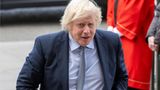 Bei ihm stehen die Haare immer im Zeichen des Sturms: Ex-Premierminister Boris Johnson wirkt auf dem Kopf selten gepflegt. Medien vergleichen seine Frisur gerne mit einem "Wischmopp" oder "der Füllung eines aufgeplatzten Sofas". Er selbst betonte mehrmals, dass er seine Mähne durchaus bürste und pflege, sein Haar aber von Natur aus nicht zu bändigen sei