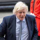 Bei ihm stehen die Haare immer im Zeichen des Sturms: Ex-Premierminister Boris Johnson wirkt auf dem Kopf selten gepflegt. Medien vergleichen seine Frisur gerne mit einem "Wischmopp" oder "der Füllung eines aufgeplatzten Sofas". Er selbst betonte mehrmals, dass er seine Mähne durchaus bürste und pflege, sein Haar aber von Natur aus nicht zu bändigen sei