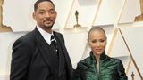 Die Frisur von Jada Pinkett Smith sorgte 2022 bei den Oscars für einen handfesten Skandal. Die Schauspielerin leidet unter Haarausfall – verursacht durch Alopezie, einer Autoimmunkrankheitund. Bei der Verleihung zeigte sie sich mit rasiertem Kopf. Als Comedian Chris Rock sie deshalb mit "G.I. Jane" verglich, ging ihr Ehemann Will Smith auf die Bühne und verpasste ihm eine schallende Ohrfeige. Der Vorfall führte zu weltweiten Debatten über Körperbilder, Krankheit, Würde, Männlichkeitsbilder und Witze auf Kosten von Betroffenen
