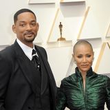 Die Frisur von Jada Pinkett Smith sorgte 2022 bei den Oscars für einen handfesten Skandal. Die Schauspielerin leidet unter Haarausfall – verursacht durch Alopezie, einer Autoimmunkrankheitund. Bei der Verleihung zeigte sie sich mit rasiertem Kopf. Als Comedian Chris Rock sie deshalb mit "G.I. Jane" verglich, ging ihr Ehemann Will Smith auf die Bühne und verpasste ihm eine schallende Ohrfeige. Der Vorfall führte zu weltweiten Debatten über Körperbilder, Krankheit, Würde, Männlichkeitsbilder und Witze auf Kosten von Betroffenen