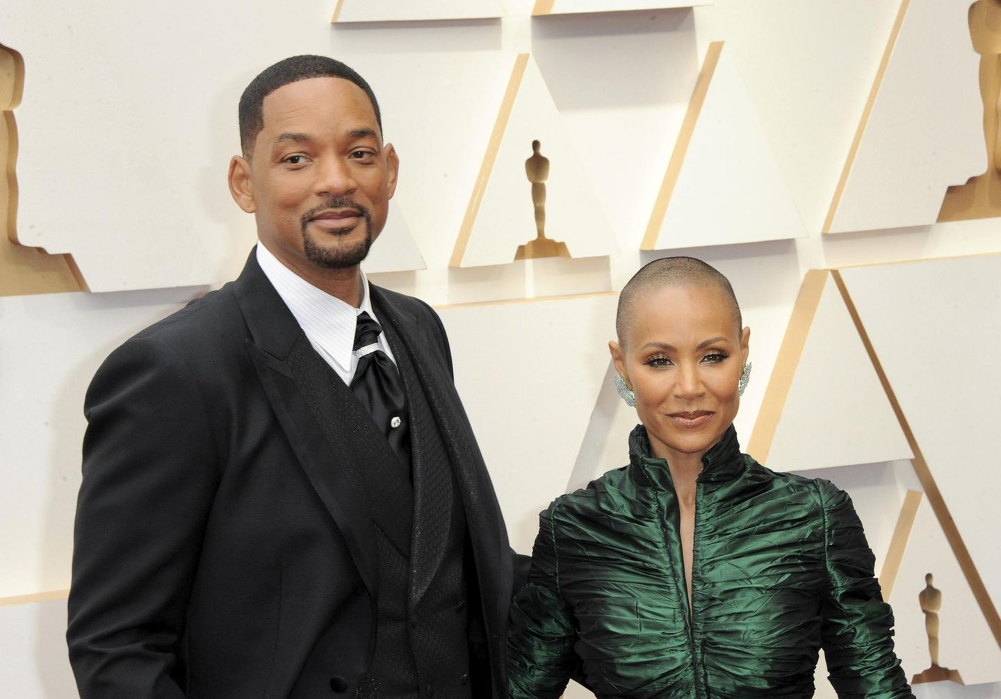 Wirbel um Kates Haare: Die Frisur von Jada Pinkett Smith sorgte 2022 bei den Oscars für einen handfesten Skandal. Die Schauspielerin leidet unter Haarausfall – verursacht durch Alopezie, einer Autoimmunkrankheitund. Bei der Verleihung zeigte sie sich mit rasiertem Kopf. Als Comedian Chris Rock sie deshalb mit "G.I. Jane" verglich, ging ihr Ehemann Will Smith auf die Bühne und verpasste ihm eine schallende Ohrfeige. Der Vorfall führte zu weltweiten Debatten über Körperbilder, Krankheit, Würde, Männlichkeitsbilder und Witze auf Kosten von Betroffenen Die Frisur von Jada Pinkett Smith sorgte 2022 bei den Oscars für einen handfesten Skandal. Die Schauspielerin leidet unter Haarausfall – verursacht durch Alopezie, einer Autoimmunkrankheitund. Bei der Verleihung zeigte sie sich mit rasiertem Kopf. Als Comedian Chris Rock sie deshalb mit "G.I. Jane" verglich, ging ihr Ehemann Will Smith auf die Bühne und verpasste ihm eine schallende Ohrfeige. Der Vorfall führte zu weltweiten Debatten über Körperbilder, Krankheit, Würde, Männlichkeitsbilder und Witze auf Kosten von Betroffenen