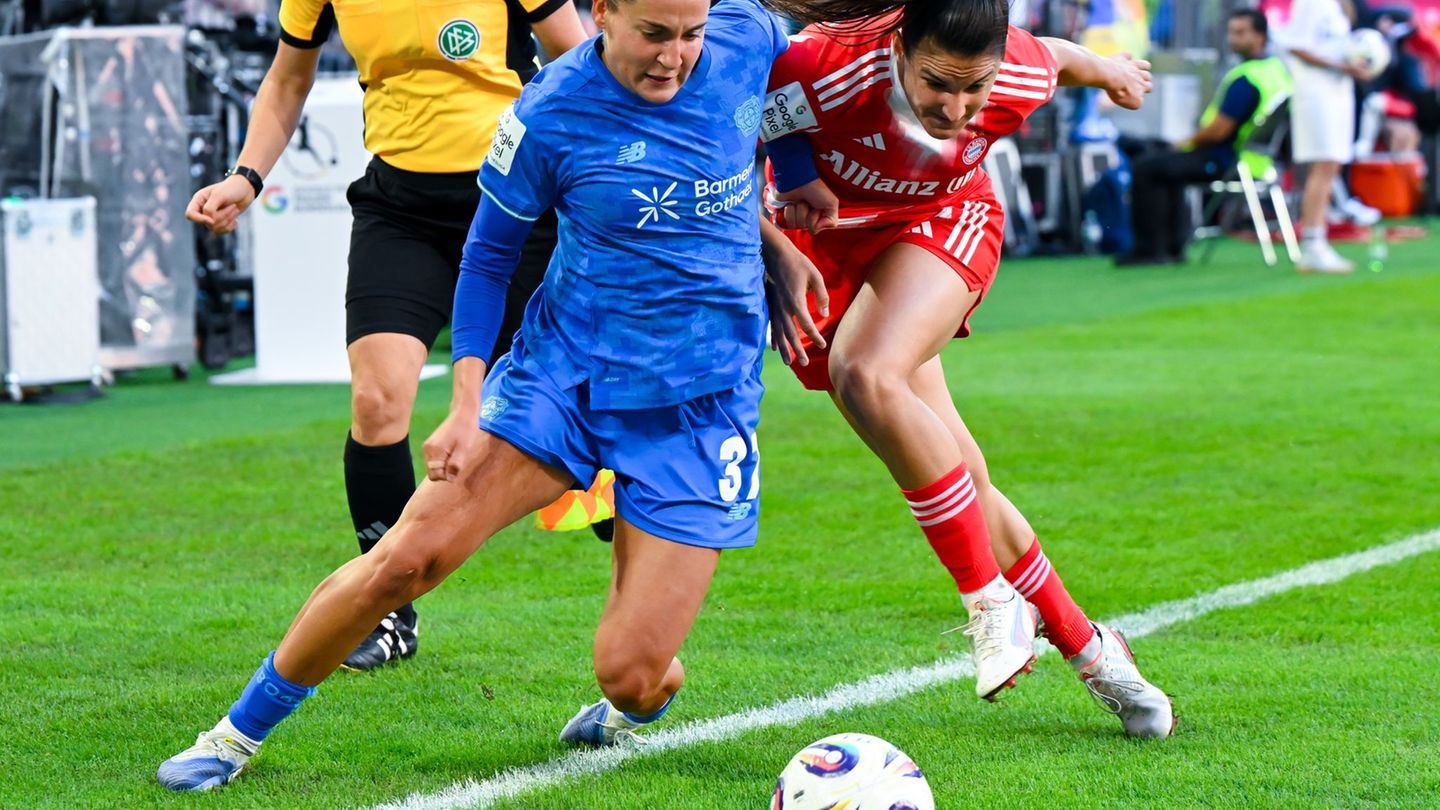 Leverkusens Nationalspielerin Carlotta Wamser (l) ringt mit Bayerns Jovana Damnjanovic um den Ball. Foto: Sven Hoppe/dpa