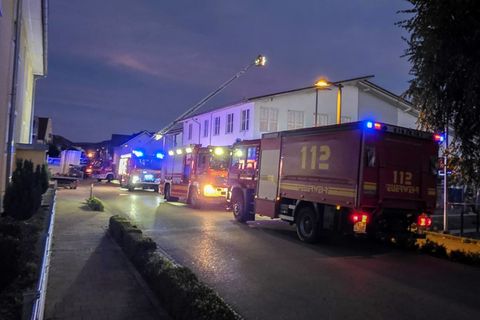 Feuerwehrfahrzeuge stehen vor dem Supermarkt. Foto: Florian Förster/dpa