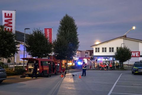 Einsatzkräfte am Supermarkt in Lauchringen