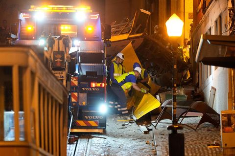 Aufräumarbeiten nach dem Unglück in Lissabon