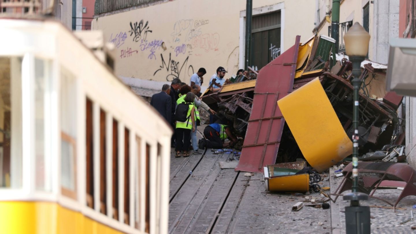 Einsatzkräfte am Unglücksort in Lissabon