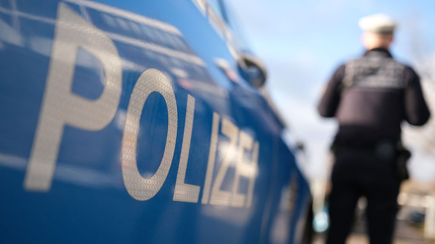 Acht Menschen wurden bei dem Unfall auf der A6 leicht verletzt. (Symbolbild) Foto: Bernd Weißbrod/dpa