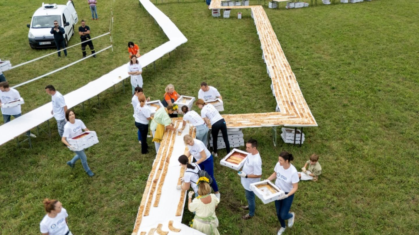 Helfer beim Aneinanderreihen der Strudelstücke