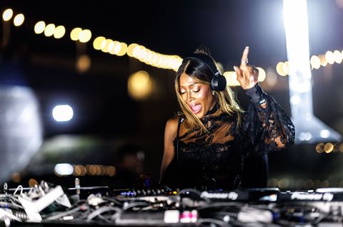 Naomi Campbell am DJ-Pult