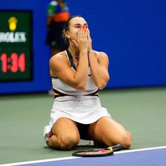 Aryna Sabalenka sackte nach dem Erfolg überglücklich auf den Boden. Foto: Yuki Iwamura/AP/dpa