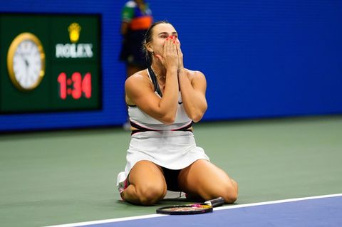Aryna Sabalenka sackte nach dem Erfolg überglücklich auf den Boden. Foto: Yuki Iwamura/AP/dpa