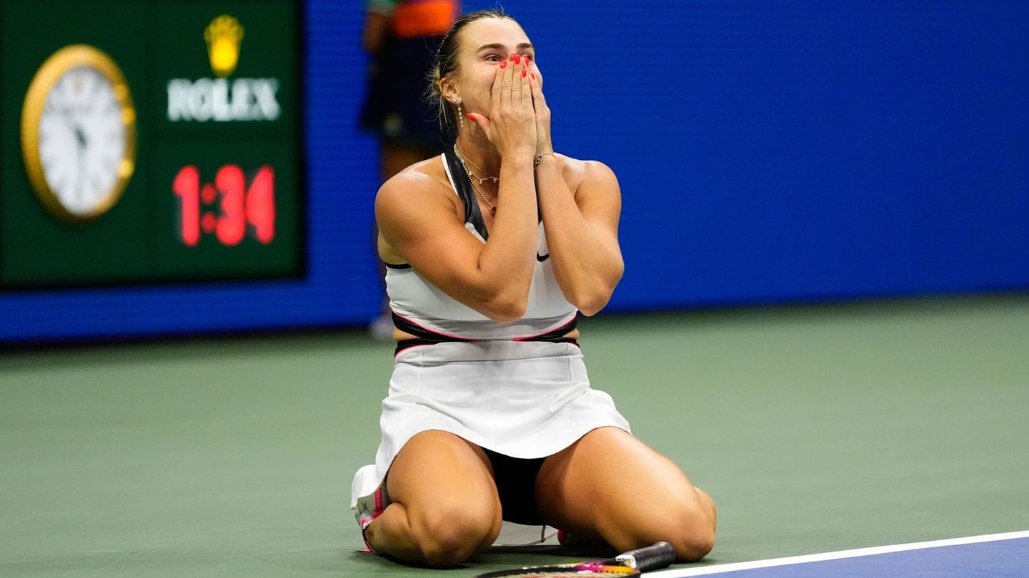 Aryna Sabalenka sackte nach dem Erfolg überglücklich auf den Boden. Foto: Yuki Iwamura/AP/dpa