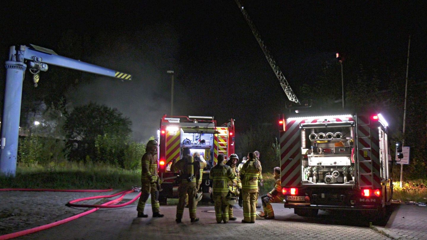 Mehrere Feuerwehrleute sind bei einem Brand an einer Lagerhalle in Schwerin im Einsatz. Foto: Ralf Drefin/dpa