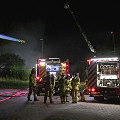 Mehrere Feuerwehrleute sind bei einem Brand an einer Lagerhalle in Schwerin im Einsatz. Foto: Ralf Drefin/dpa