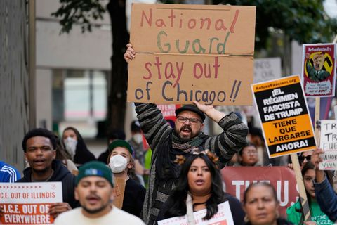 Trump demonstriert seine Macht - und in Chicago kocht die Stimmung hoch. Foto: Carolyn Kaster/AP/dpa