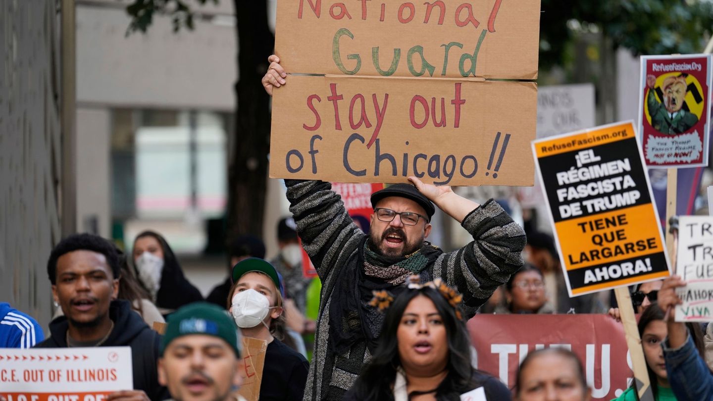 Trump demonstriert seine Macht - und in Chicago kocht die Stimmung hoch. Foto: Carolyn Kaster/AP/dpa