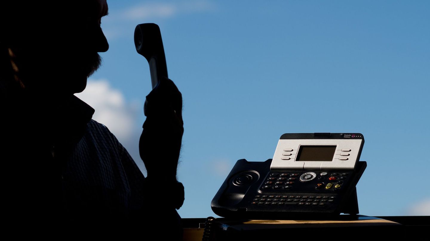 Betrüger nutzen Informationen, die sie aus Traueranzeigen haben, um Hinterbliebene zu überlisten. (Symbolbild) Foto: Julian Stra
