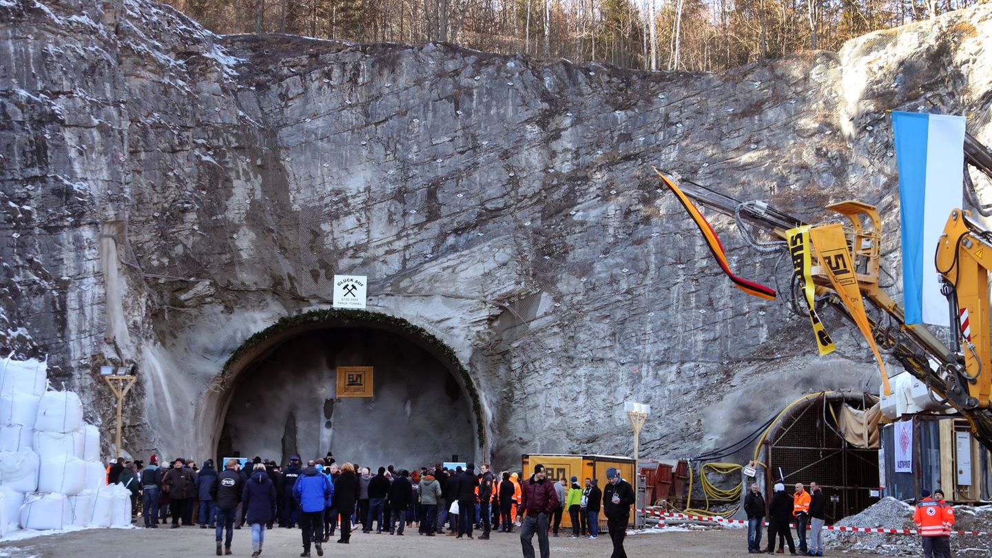 Auf der B 23 soll mit dem Tunnel das Ortszentrum Garmisch-Partenkirchen umfahren werden. (Archivbild) Foto: Stephan Jansen/dpa