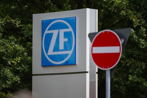 Der Zulieferer ZF Friedrichshafen muss sich neu erfinden. (Archivbild) Foto: Oliver Dietze/dpa