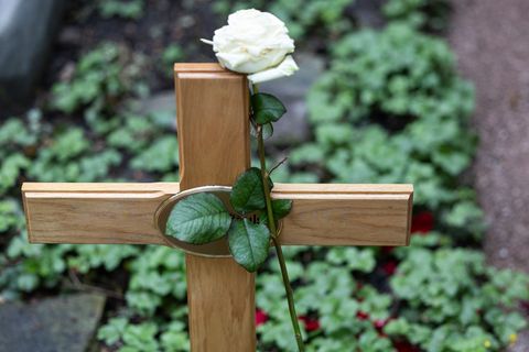 Die Trauer um einen Verstorbenen bedeutet für Menschen eine emotionale Ausnahmesituation. Das macht sie anfällig für Betrugsvers