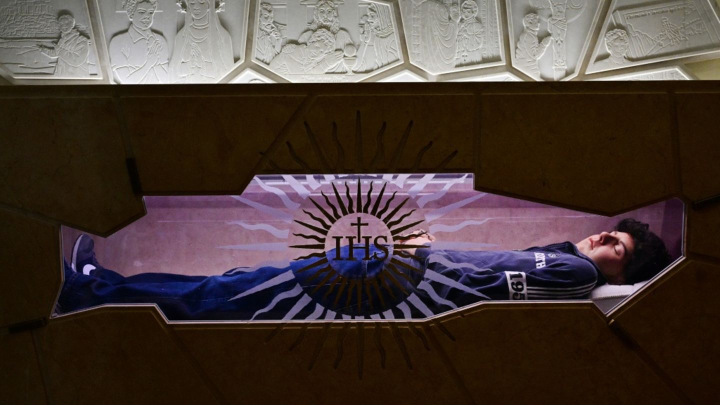 Der 2006 verstorbene Carlo Acutis, aufgebahrt in Assisi