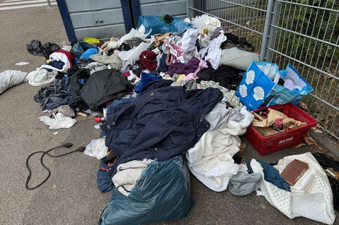 Hier stand mal ein Altkleidercontainer - aber diese verschwinden zusehends. (Archivbild) Foto: Marco Krefting/dpa