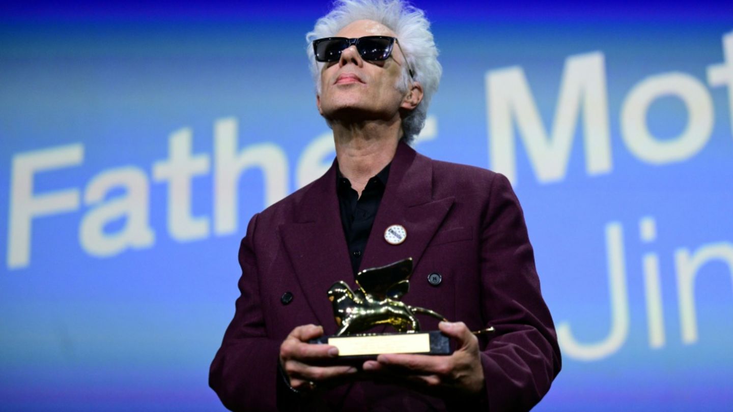 Regisseur Jim Jarmusch mit seinem Goldenen Löwen