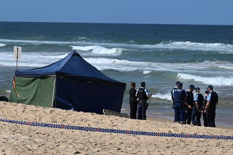 Bissspuren deuten darauf hin, dass der Surfer Opfer eines Weißen Hais wurde. Foto: Dean Lewins/AAP/dpa