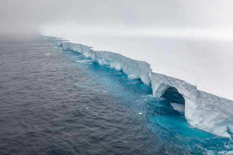Unter anderem durch Schmelzwasser entstanden höhlenartige Vertiefungen im Eis. Foto: Ian Strachan/Eyos Expeditions/dpa