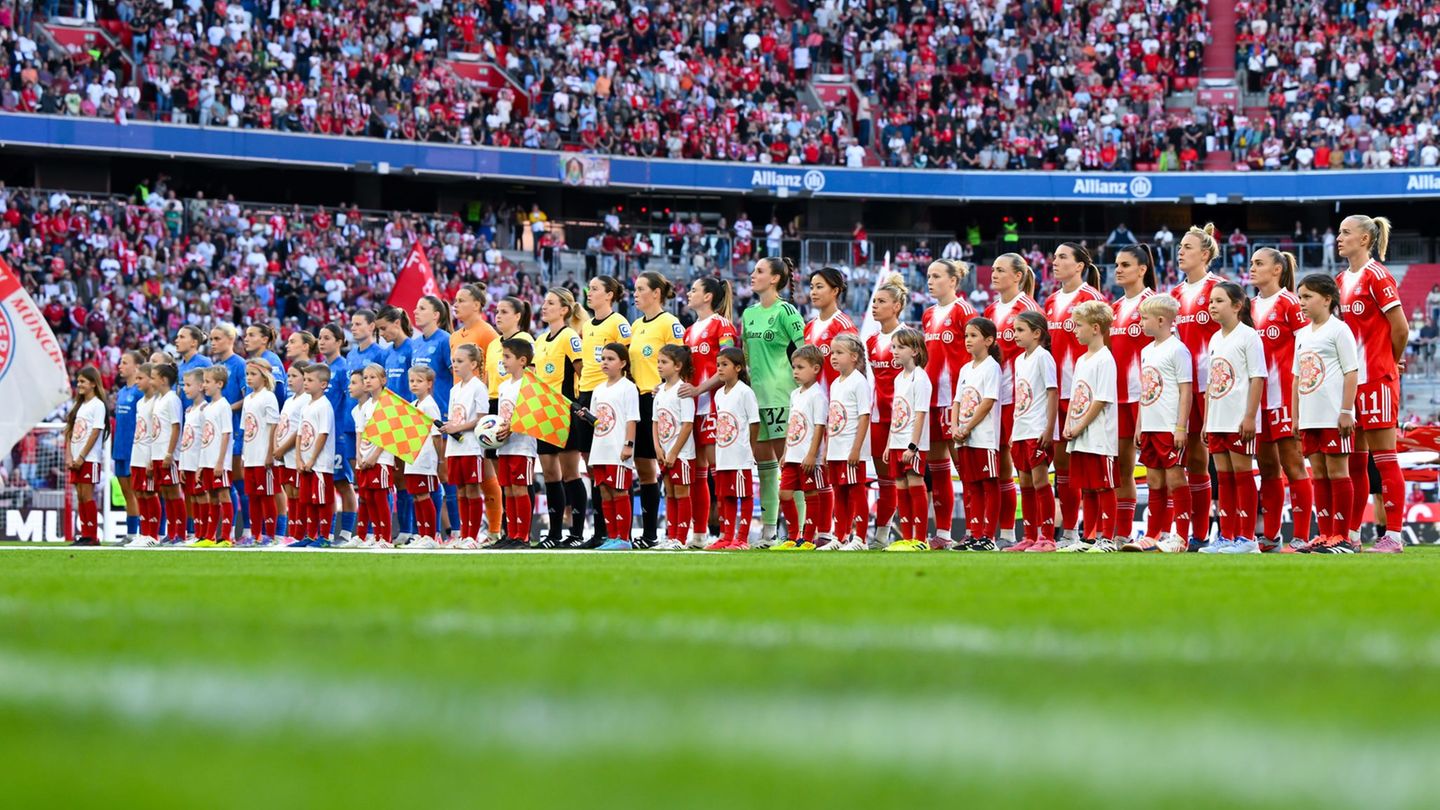 Große Kulisse: Mehr Fans hatte noch kein Vereinsspiel zweier Frauen-Teams in Deutschland. Foto: Sven Hoppe/dpa