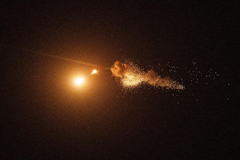 Die ukrainische Luftabwehr fängt eine Shahed-Drohne während eines russischen Luftangriffs auf die Hauptstadt in Kiew ab