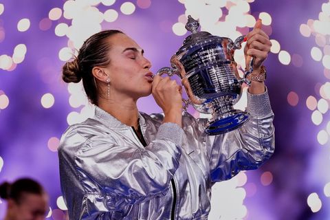 Ein Küsschen für den Pokal: Aryna Sabalenka ist in New York die Beste. Foto: Yuki Iwamura/AP/dpa