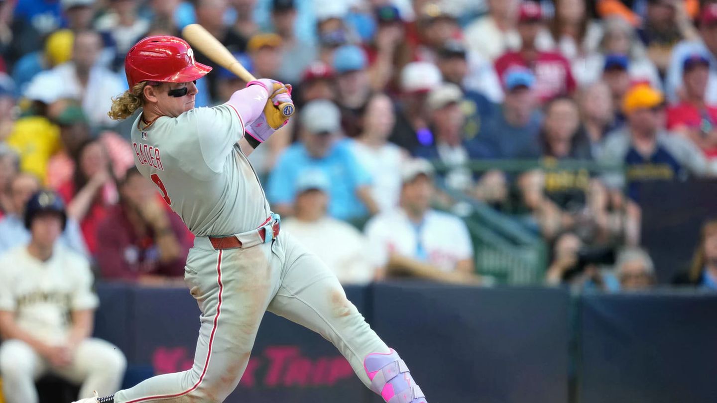 Baseball: Spectator steals the ball and becomes a hate figure