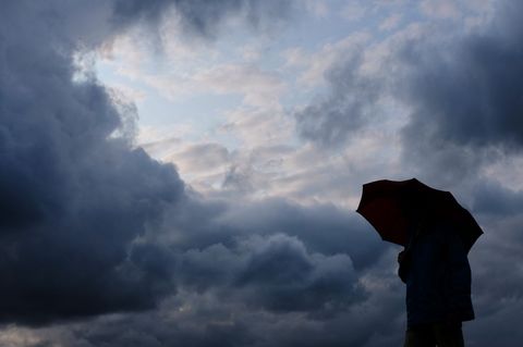 Regen und Gewitter sind in der kommenden Woche möglich. (Archivbild) Foto: Martin Gerten/dpa