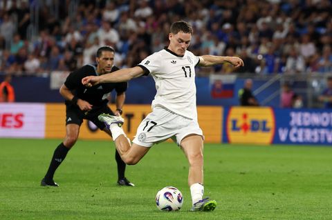Florian Wirtz schießt im Spiel zwischen Deutschland und der Slowakei