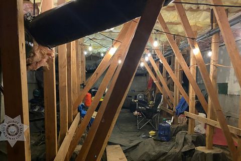 Wohnung eines Mannes, der unter einem Haus in Oregon lebte